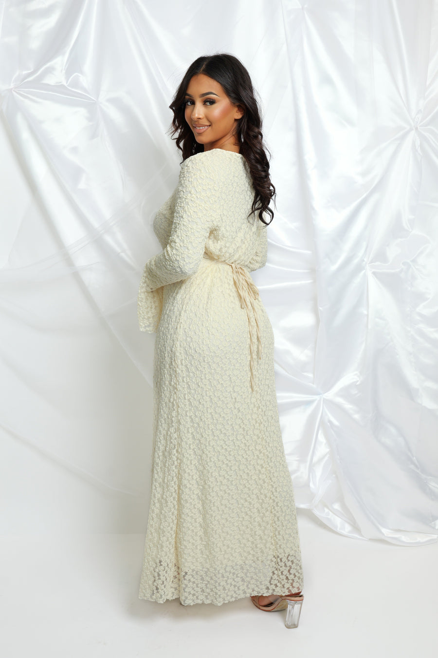 Robe longue dentelle manches évasées